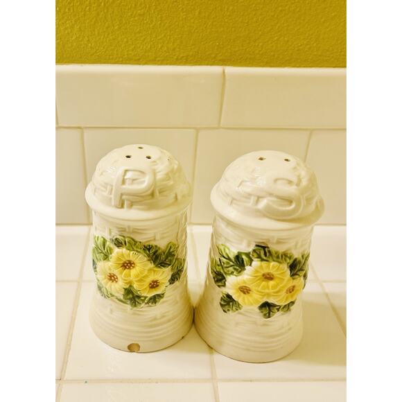 Vintage Geo Z. Lefton Large Salt And‎ Pepper Shakers Daisy Basket Weave Cottage - Picture 1 of 5